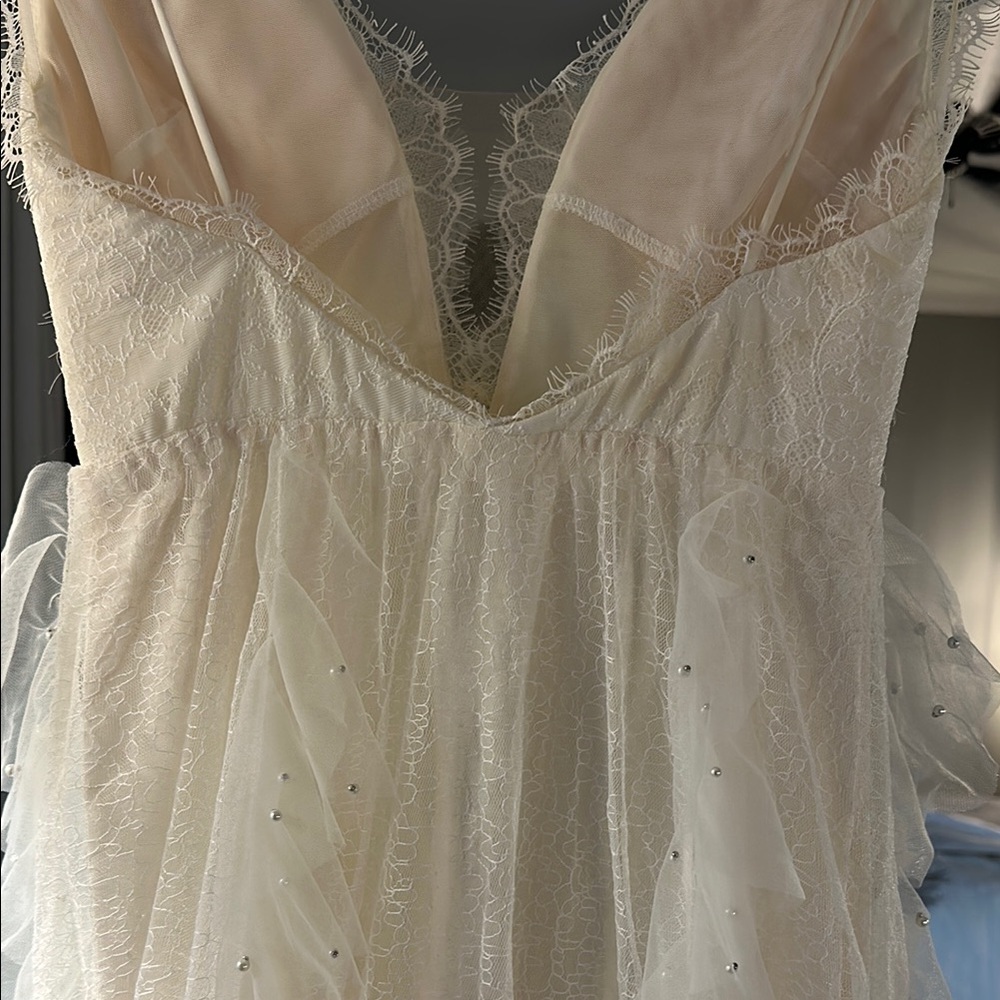 Iconic Grace Loves Lace Wedding Gown - Picture 10 of 13